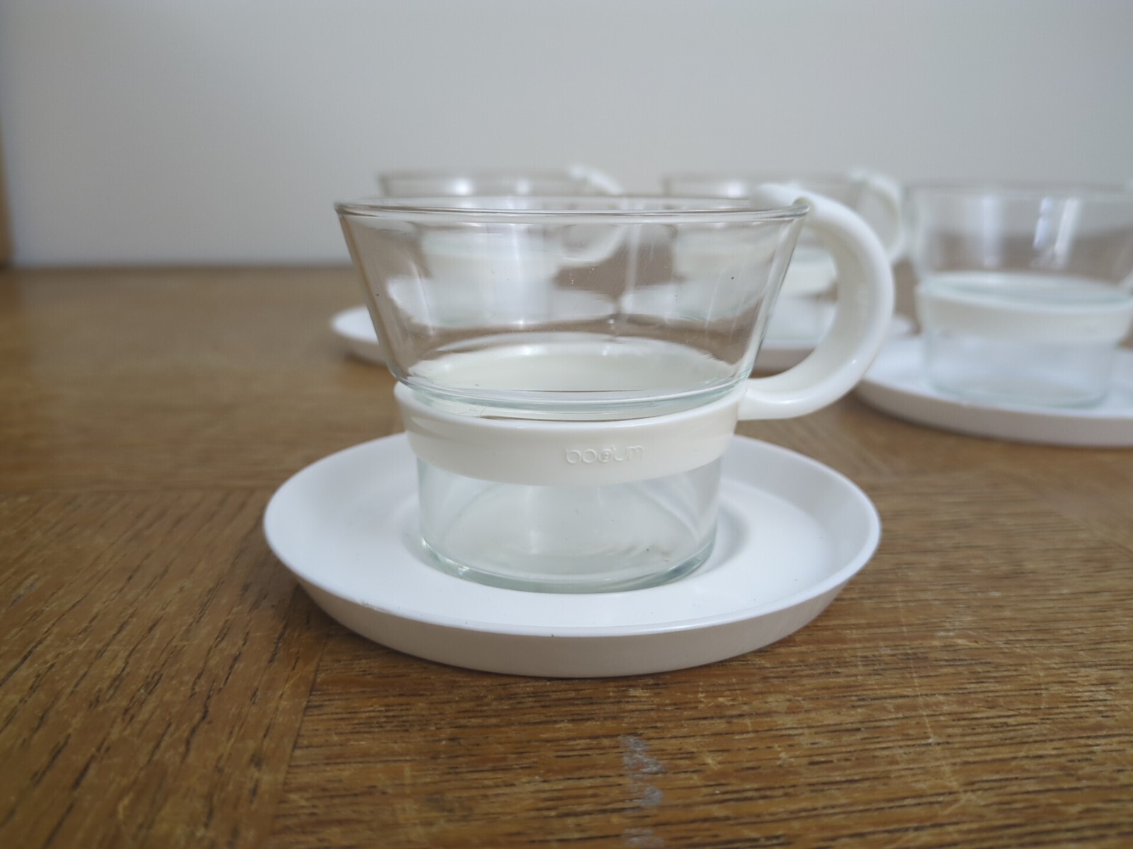 Set of 4 – Retro Bodum Glass Coffee Tea Mugs White Plastic Handle w/ Coasters