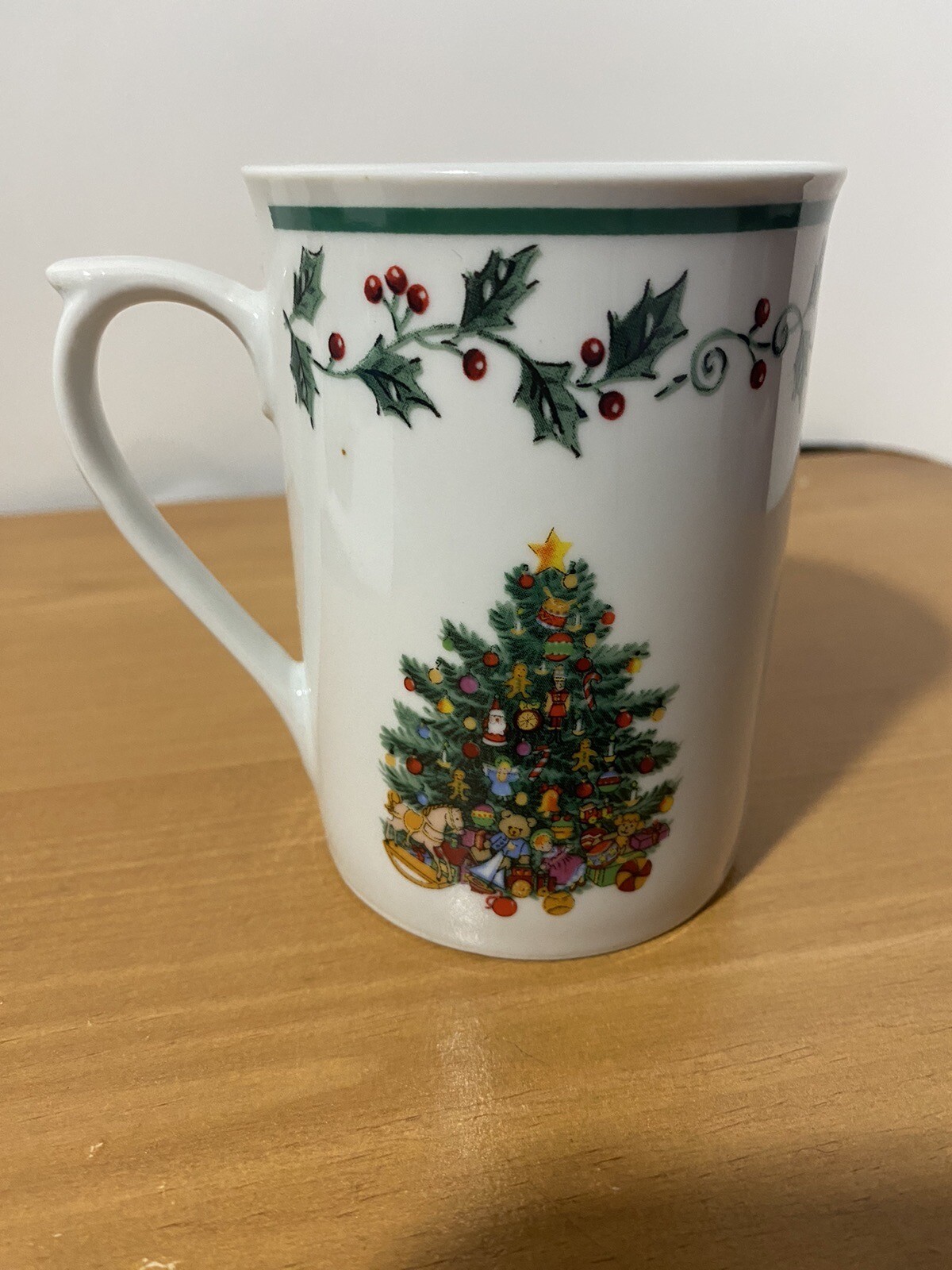 Gibson Everyday Christmas Mug Coffee Cup Holly Berries 4.25 in. EUC
