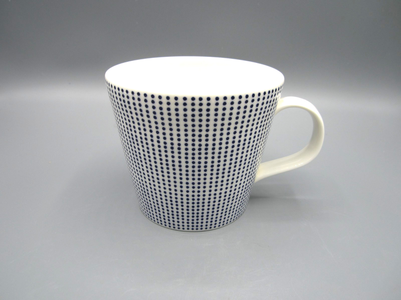 Royal Doulton Pacific White with Blue Dots Ribbed Tea Coffee Mug 14 oz (272)