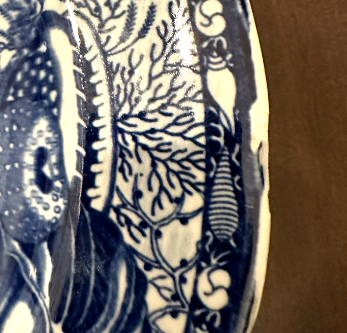 Mottahedeh Blue TORQUAY 10 1/2″ DINNER PLATE (England) – (Rim Chip – See Photo)