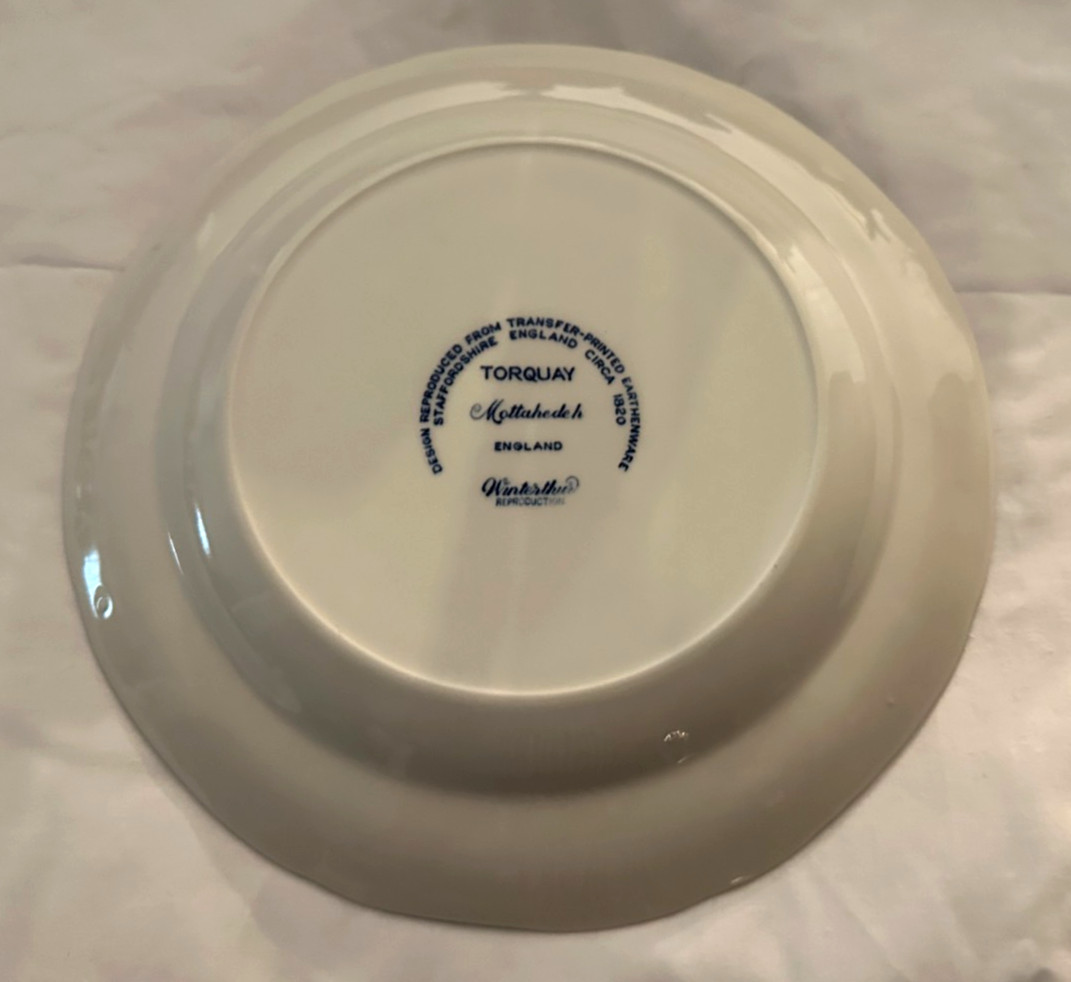 Mottahedeh Blue TORQUAY 10 1/2″ DINNER PLATE (England) – (Rim Chip – See Photo)