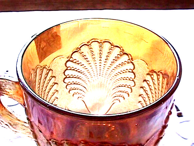 “BEADED SHELL” MUG” 3 7/8″ MARIGOLD COLOR VINTAGE CARNIVAL GLASS WOW BY: DUGAN