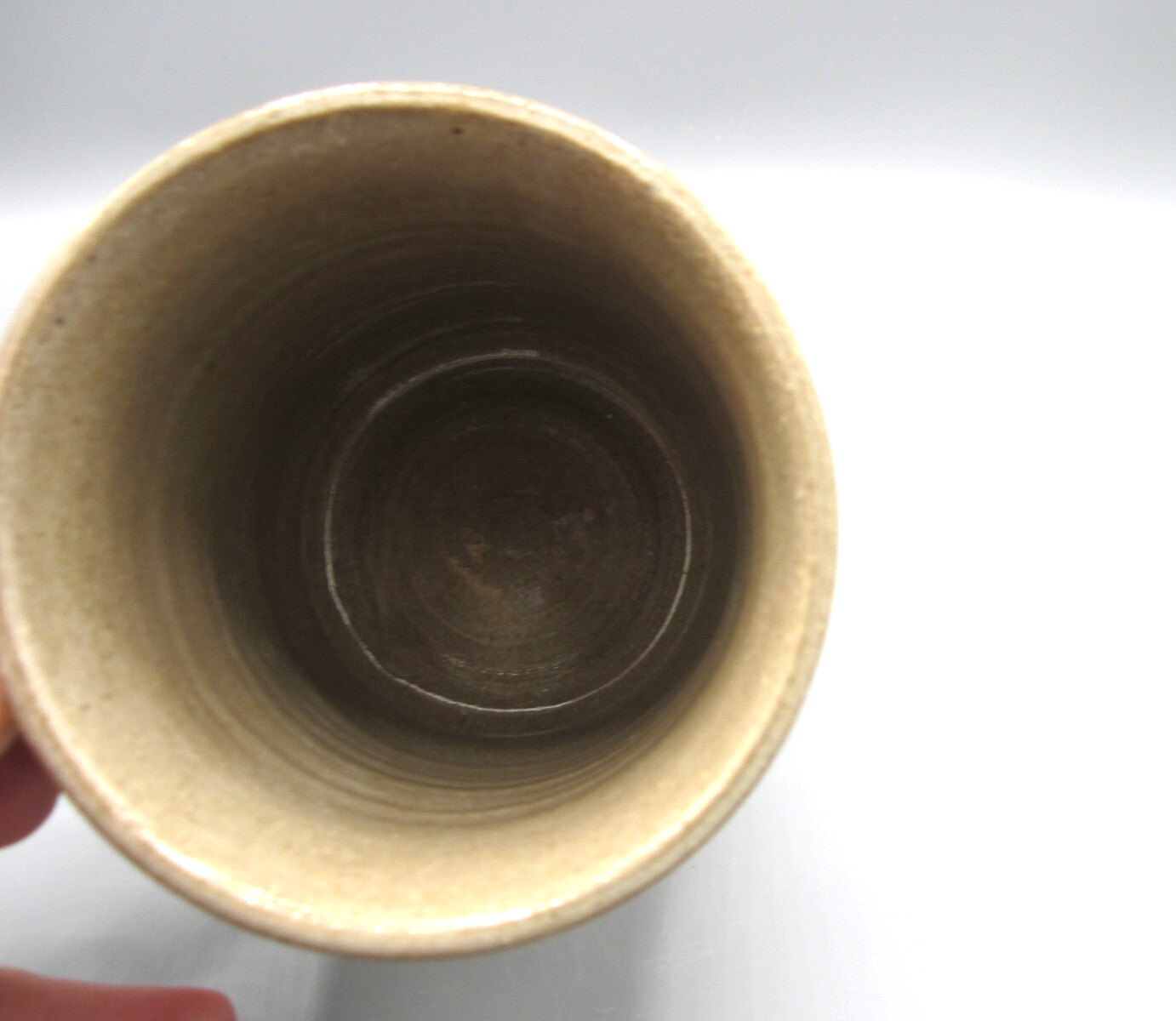 Studio Art Jugtown Ware Hand Made & Painted Tan with Blue Flower Mug 12 oz (268)