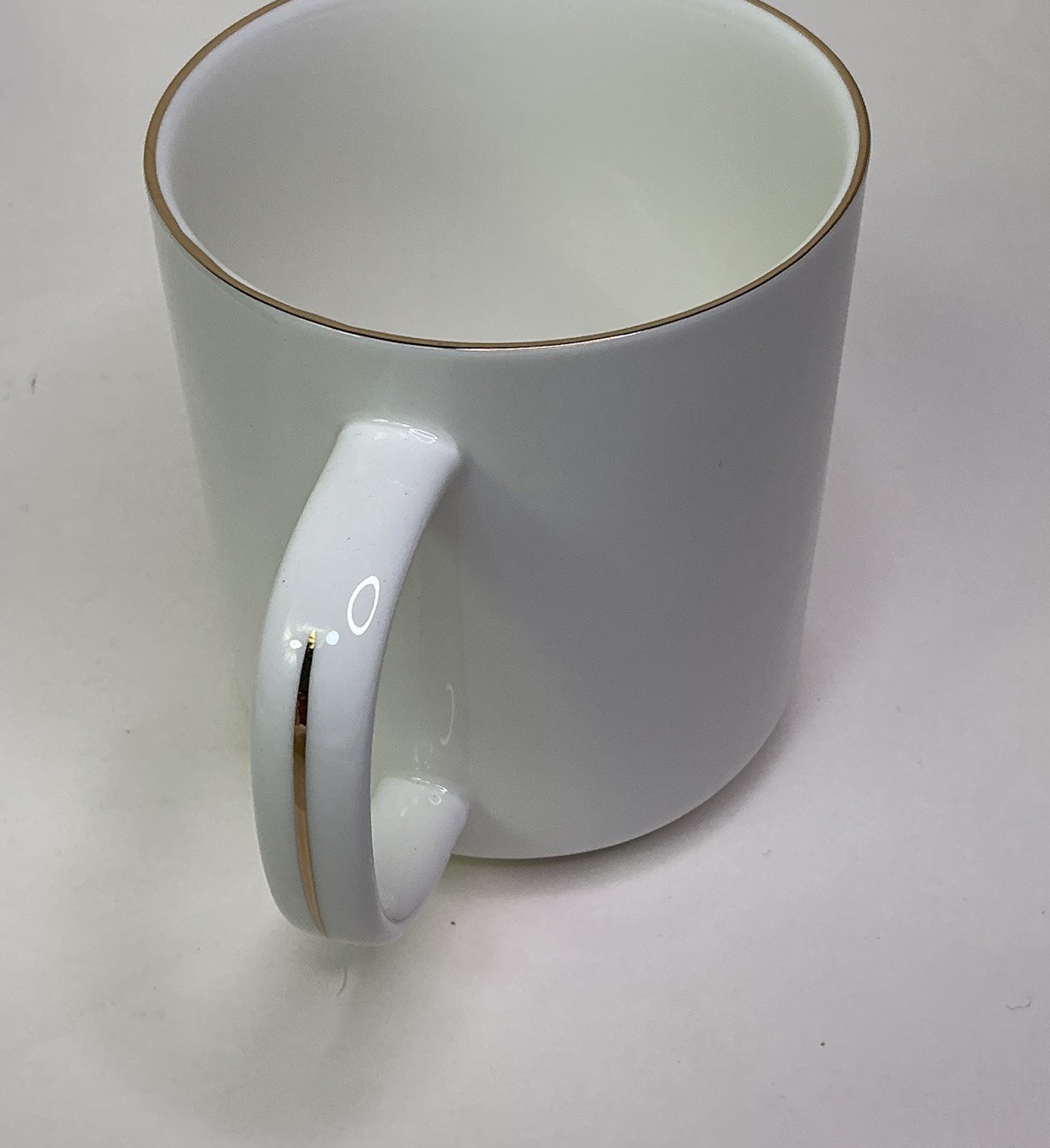 Martha Stewart Fine Ceramic 14 oz Mug Set Of 4 White/ Gold Trim Round Handle