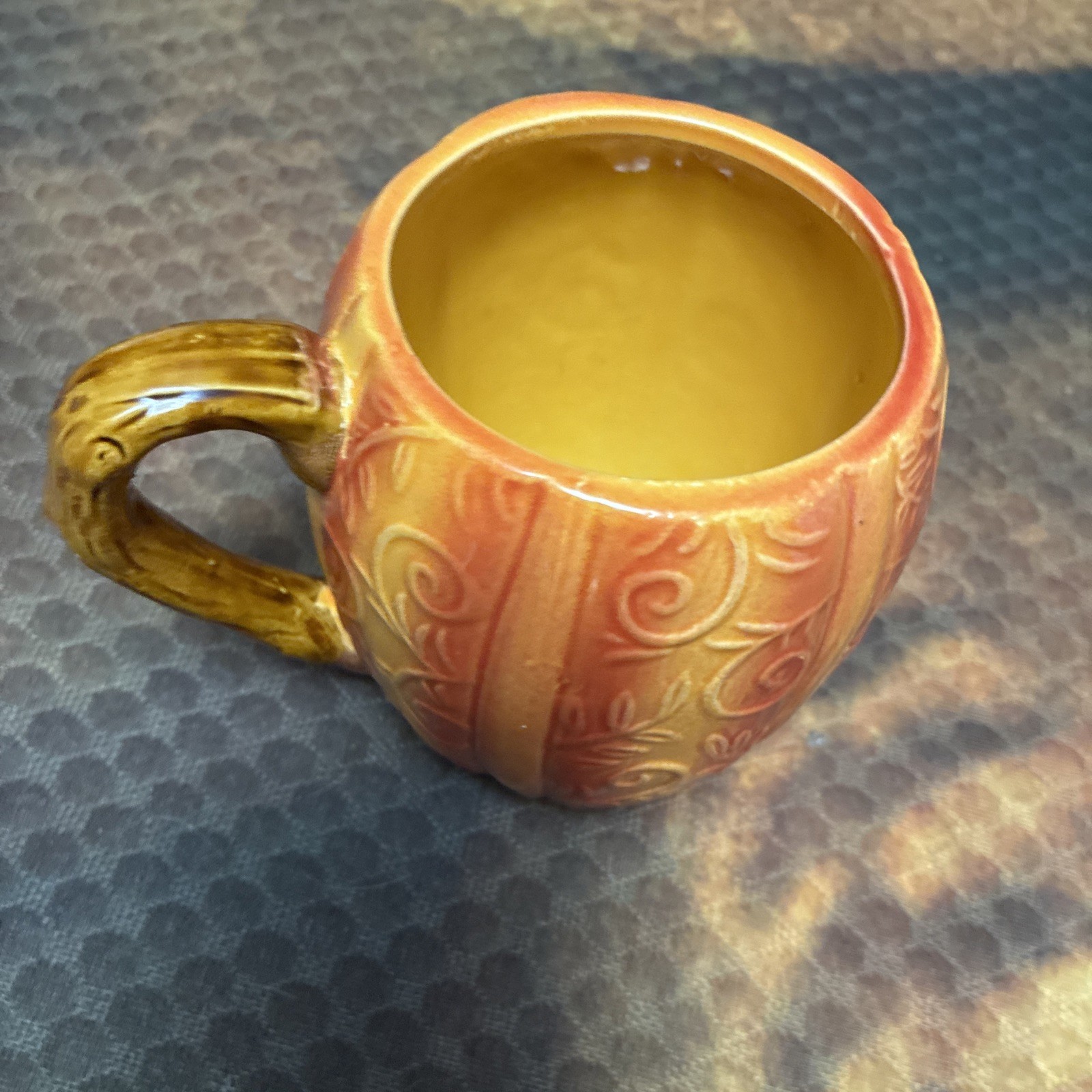 CERAMIC PUMPKIN/FALL LOOK WITH STEM HANDLE & VINE/LEAVES LARGE COFFEE CUP/MUG