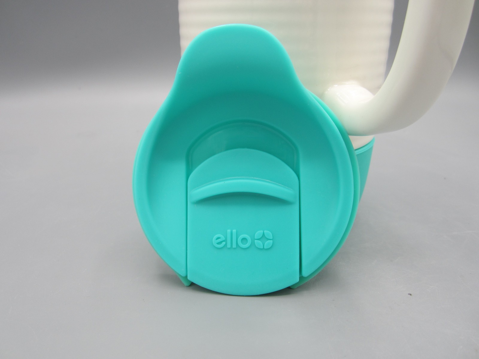 Ello, White Ribbed with Handle Teal Blue Rubber Bottom & Plastic Lid 18 oz (340)