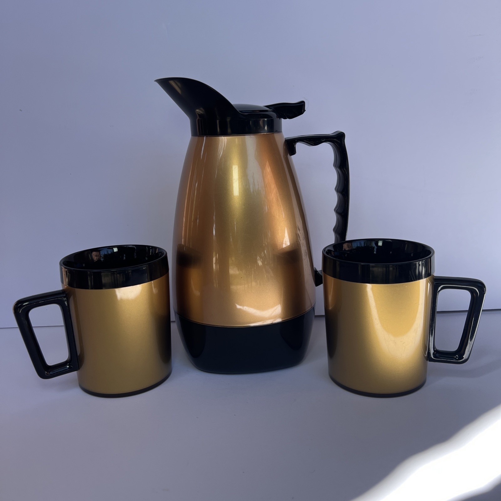 VTG Coffee Carafe 32oz w/ 2 Thermo Serv Mugs 8oz Gold Black MCM Retro