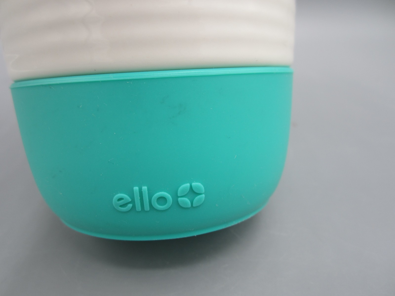 Ello, White Ribbed with Handle Teal Blue Rubber Bottom & Plastic Lid 18 oz (340)