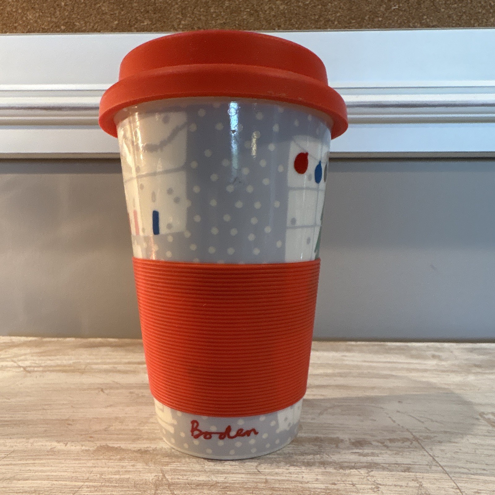 Boden Christmas Bone China Travel Mug 12 fl oz White Red Silicone Lid MW Safe