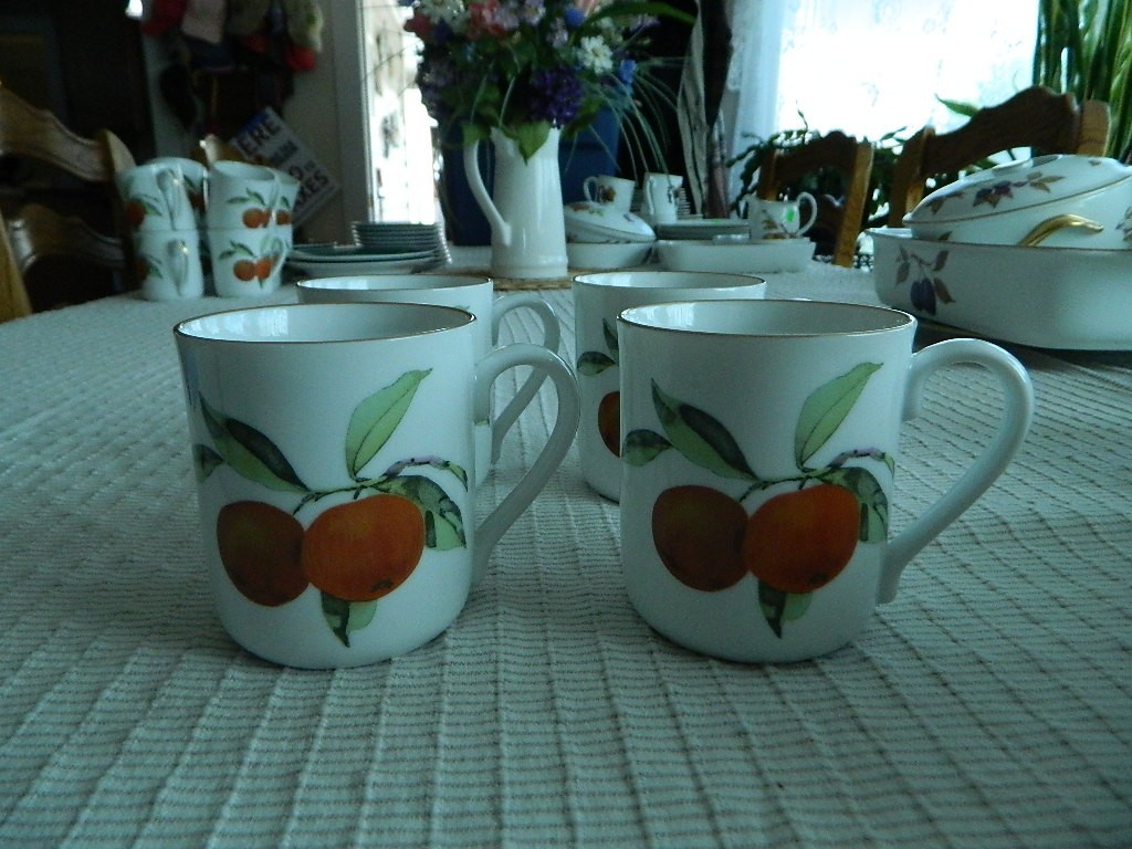 Royal Worcester “Evesham” (4) Gold Trim Coffee Mugs RWET