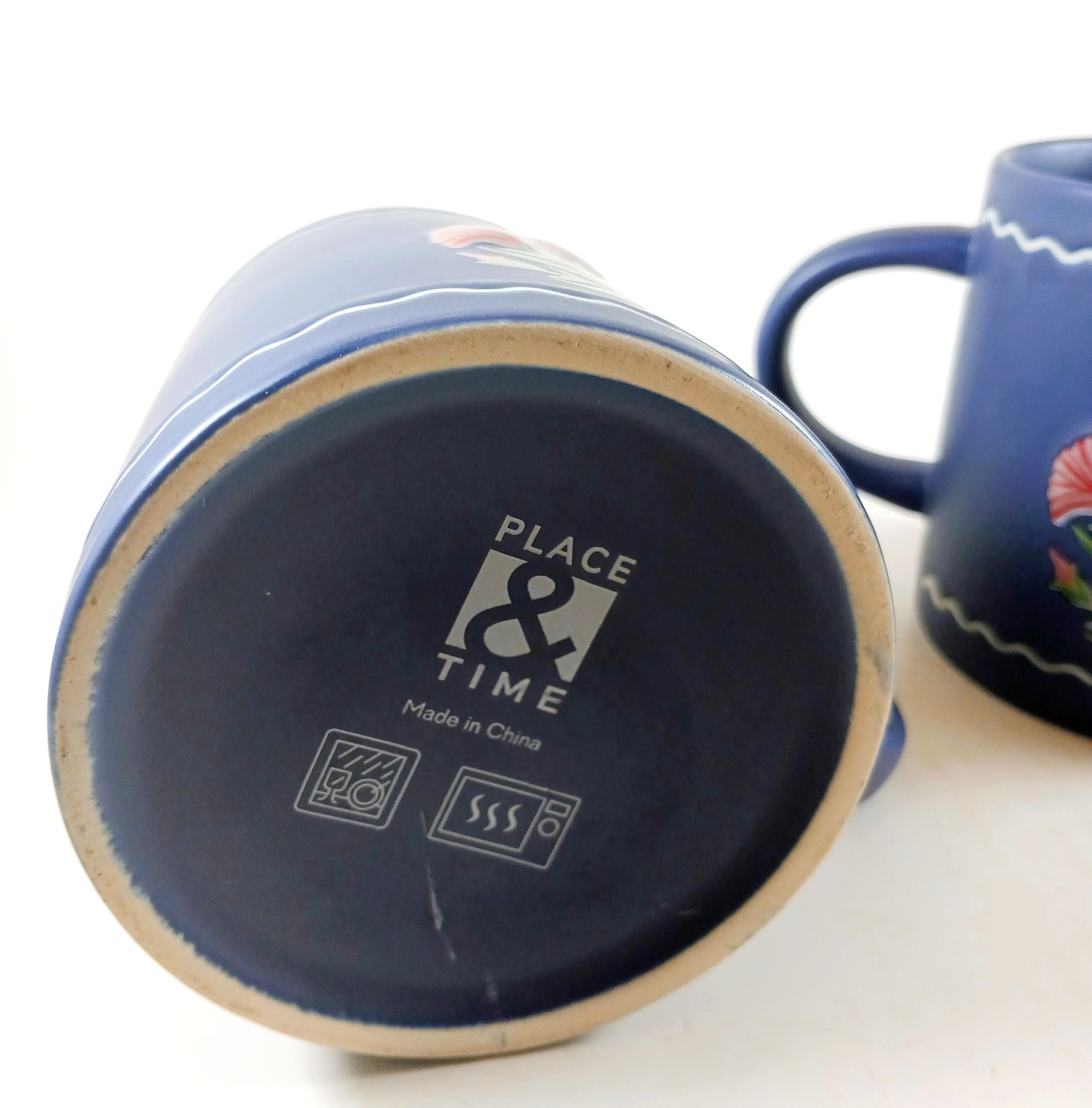 Set of 2 Non Spill Coffee Mugs Dk. Blue w/Flowers “Place in Time” Brand Excellen