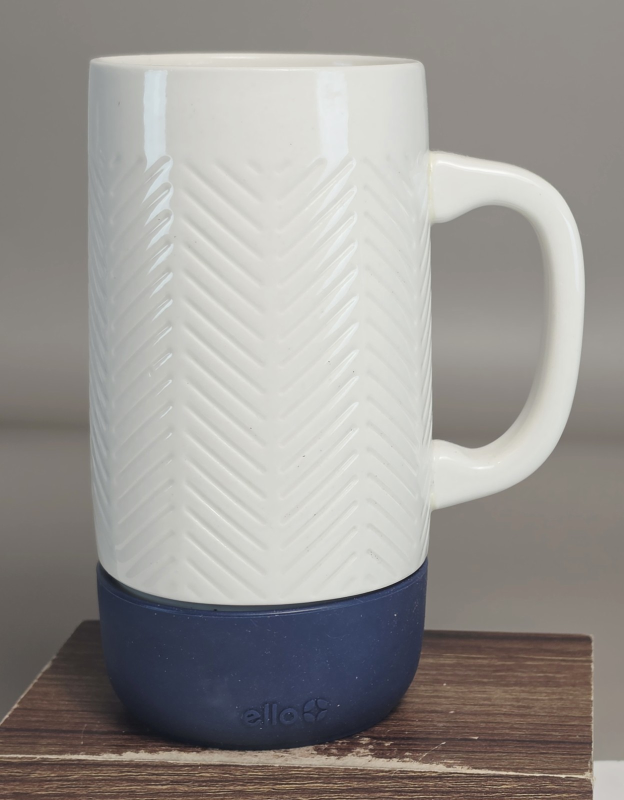 Ello Jane Large 18 oz White/Navy Blue Non-Slip Base Travel Mug