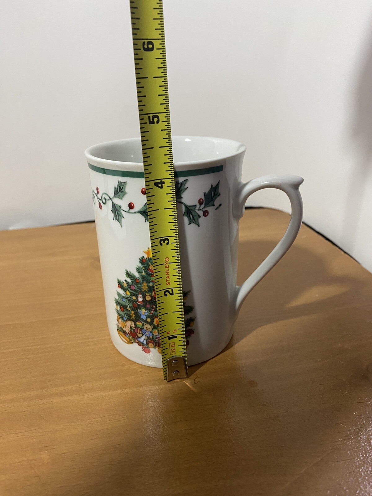 Gibson Everyday Christmas Mug Coffee Cup Holly Berries 4.25 in. EUC