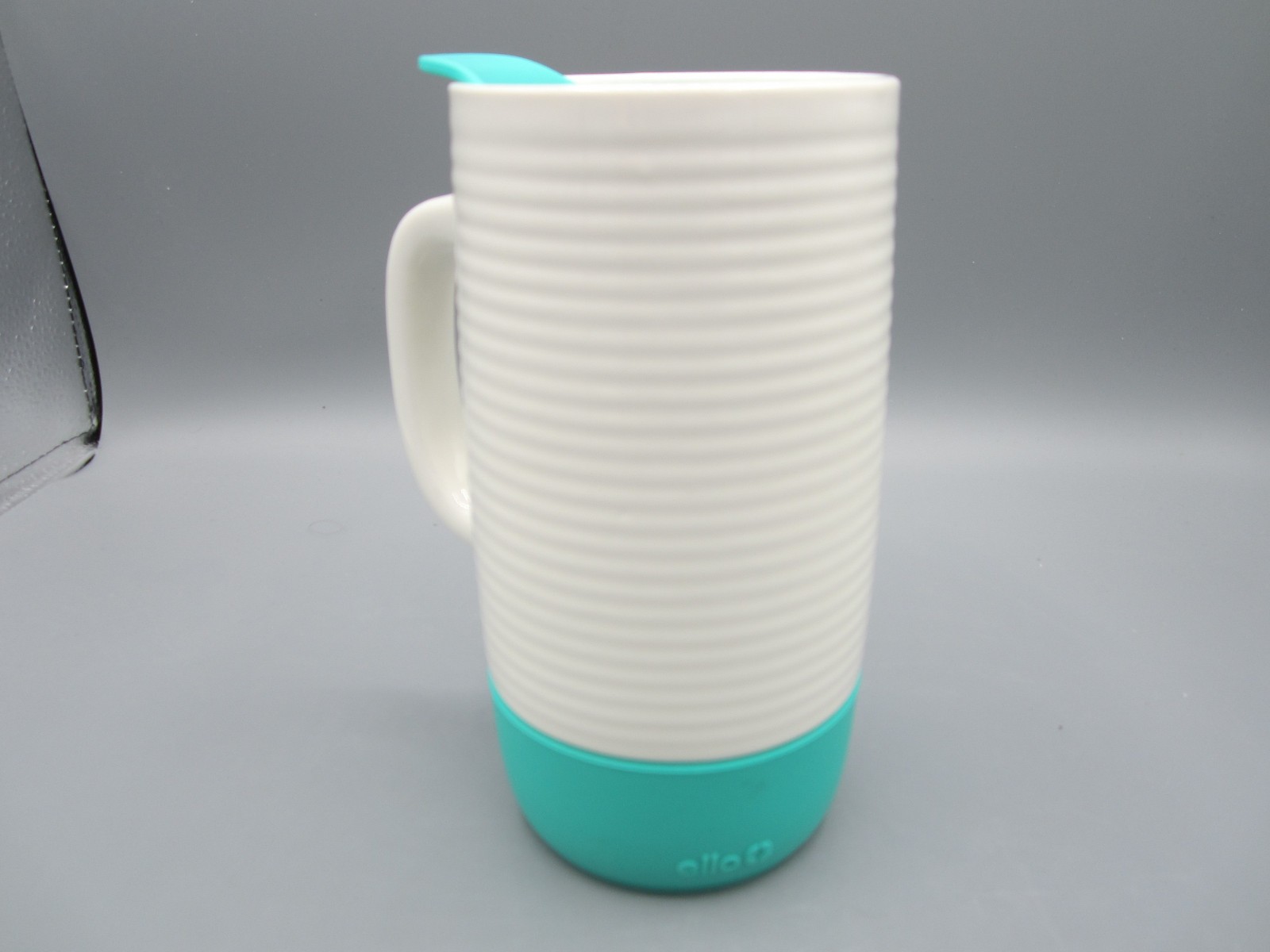 Ello, White Ribbed with Handle Teal Blue Rubber Bottom & Plastic Lid 18 oz (340)
