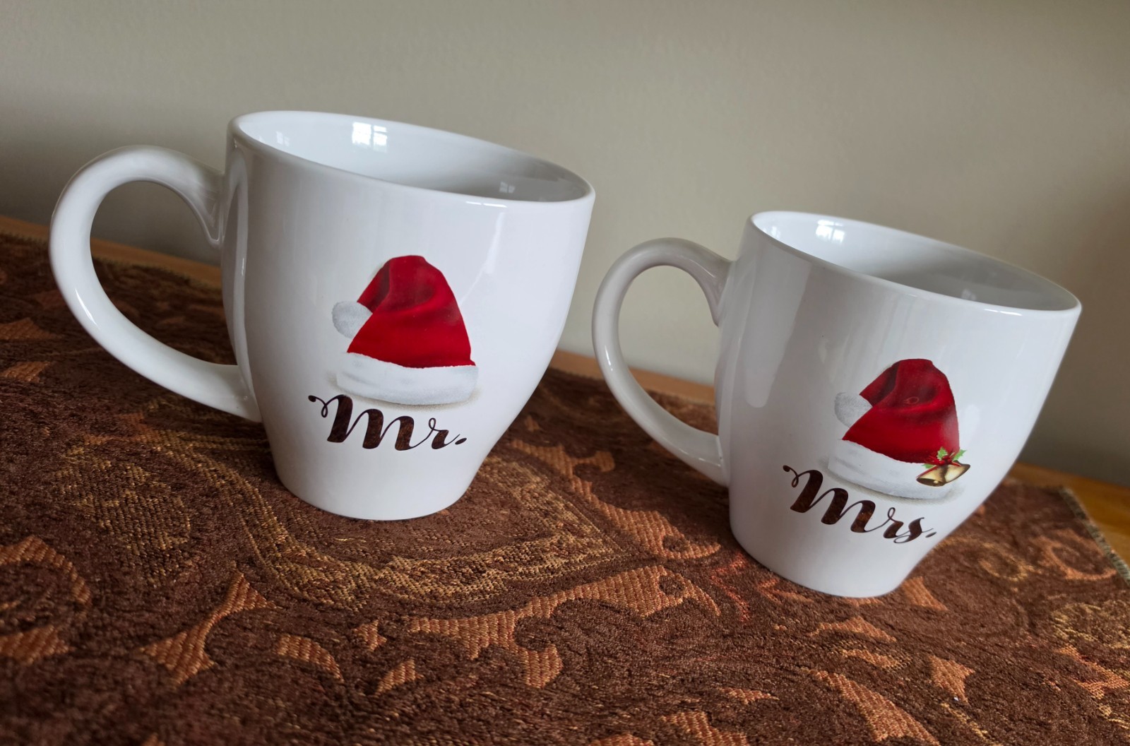 NEW Mr-Mrs Santa Clause Hat X-LARGE hot cocoa coffee mug set gold trim, Home ess