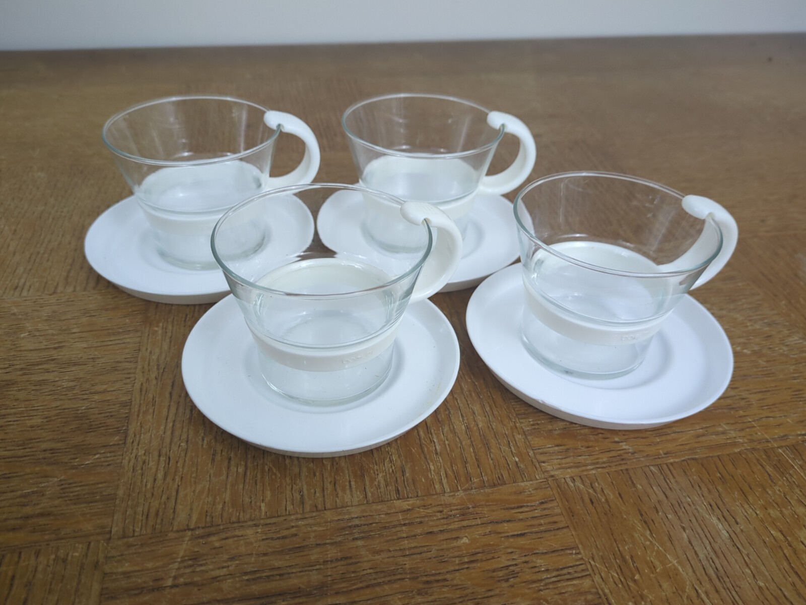 Set of 4 – Retro Bodum Glass Coffee Tea Mugs White Plastic Handle w/ Coasters