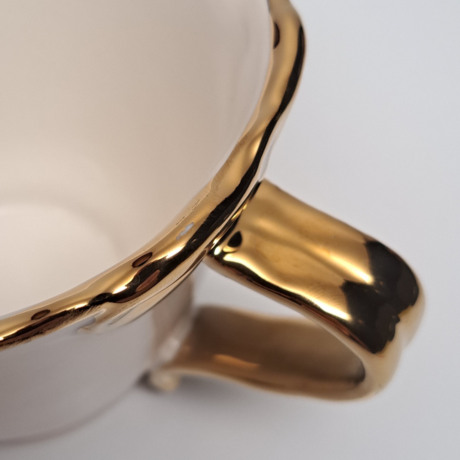 Set Of 2 Anthropologie Benedita Bow Gold Stoneware Coffee Mugs 11.5 oz