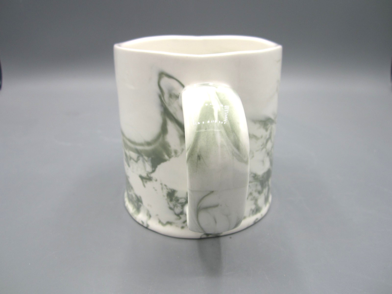Anthropolgie White/Gray Marbled Monogram Letter “E” Coffee Tea Mug 13 oz (285)