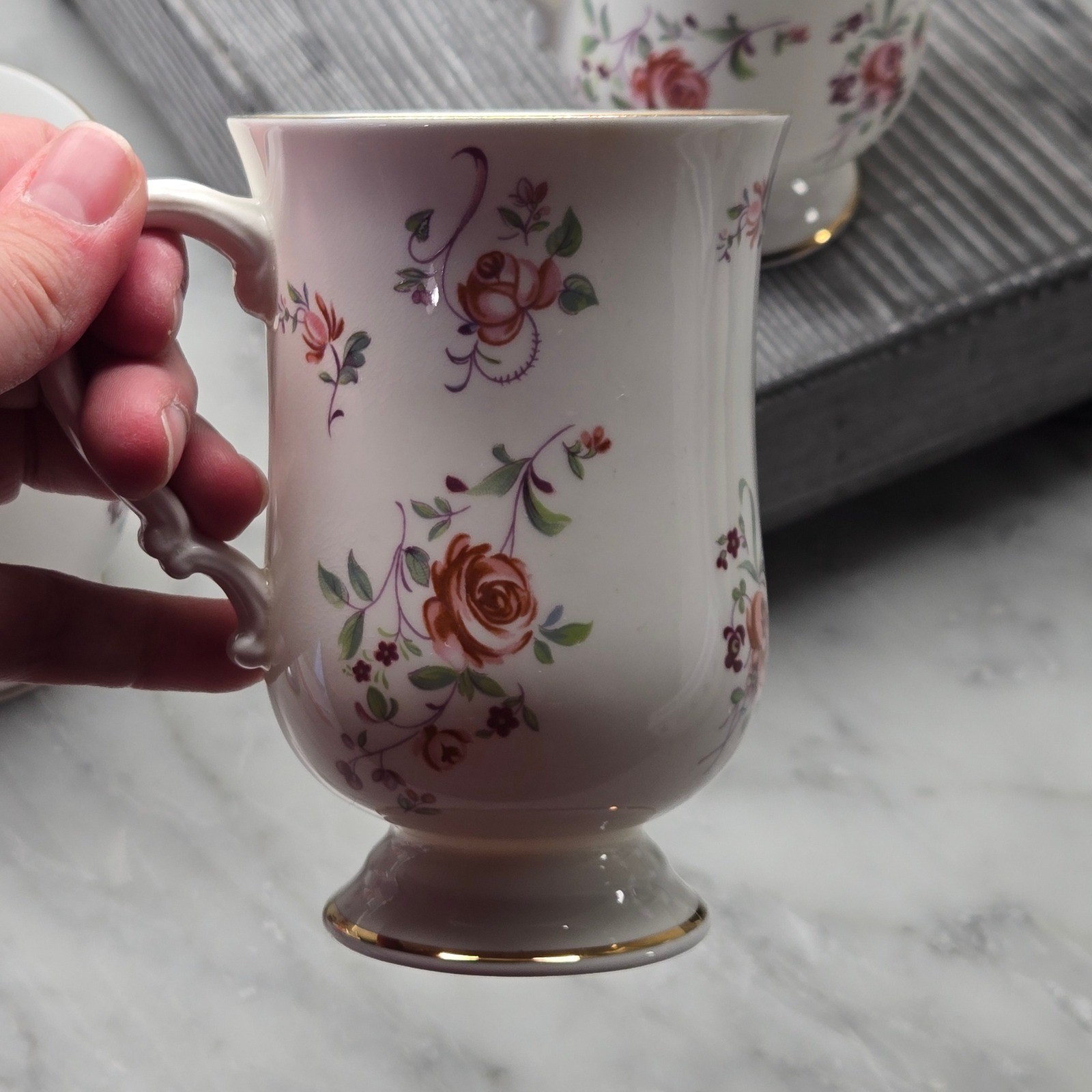 VTG Royal Victoria English Garden Fine Bone China Footed Mugs Gold Trim Set of 4
